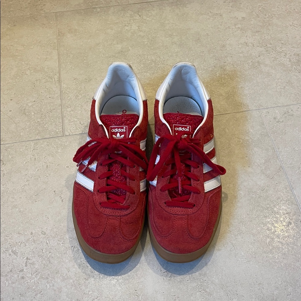 Adidas GAZELLE INDOOR SHOES
Scarlett red, white and gum sole
